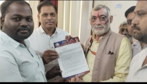 रामलीला से पहले गाटा 2867 की जांच की मांग, डीएम को सौंपा ज्ञापन
